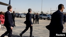 2024年3月21日,美国国务卿安东尼·布林肯 (中)抵达埃及开罗。