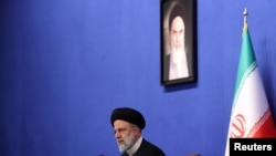 Rais wa Iran Ebrahim Raisi akihudhuria mkutano na waandishi wa habari mjini Tehran