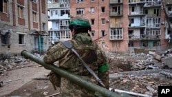 乌克兰士兵肩扛防空导弹发射器在巴赫穆特与俄国侵略者激战。(2023年3月15日)