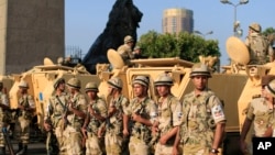 Binh sĩ Ai Cập đứng cạnh các xe bọc thép canh gác lối vào Quảng trường Tahrir tại thủ đô Cairo, ngày 8/7/2013.