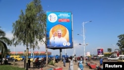 刚果民主共和国首都金沙萨竖起教宗方济各的大幅画像欢迎他的到访。(2023年1月30日)