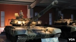 乌拉尔车厢厂博物馆中展出的T-90坦克 (美国之音白桦拍摄)