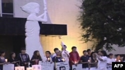 洛杉矶民运组织和支持中国民主运动的人士在中国驻洛杉矶总领馆前举行烛光追悼会