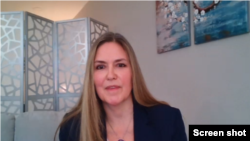 民主党联邦众议员瓦克斯顿参加线上记者会与共和党人华尔兹众议员宣布推出法案,制裁国际奥委会。(记者会视频截图)