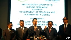 马来西亚交通部部长廖中莱(中)在马来西亚政府与海洋无限公司签署搜寻马航失踪客机MH370的签约仪式上讲话(2018年1月10日)