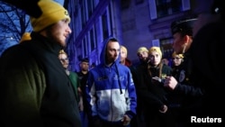 Para petani Prancis yang tergabung dalam serikat Coordination Rurale (CR) menggelar protes menentang kesepakatan dagang antara Uni Eropa dan Amerika Selatan dalam blok Mercosur, di Paris, pada 5 Januari 2025. (Foto: Reuters/Benoit Tessier)