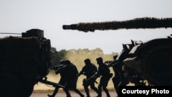 台湾陆军的一个装甲旅在春节前的1月19日举行实兵对抗军演。(台湾国防部网站)