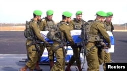 以色列指控哈马斯归还的四具人质遗体中,其中一具身分不明;哈马斯尚未对此公开回应。(路透社:2025年2月20日)