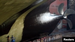 资料照片：中国船舶重工集团公司在河北省的一个船舶修理与造船基地。（2007年10月10日）