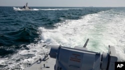 克里米亚附近水域的两艘乌克兰船只(乌克兰海军提供资料照片)