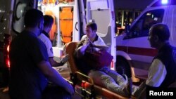 2016年6月28日,伊斯坦布尔的阿塔图尔克机场发生几起爆炸。图为一个受伤的妇女被医务人员抬进救护车。