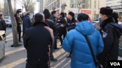 许志永的律师张庆方与庭外外国记者交谈时,受到警察和便衣警察的阻挡,场面一度混乱(美国之音东方拍摄)