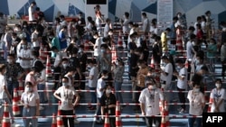 中国湖北武汉居民排队接受新冠病毒核酸检测。（2021年8月5日）