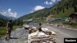 资料照:印度士兵在克什米尔通往拉达克的公路检查站站岗。(2020年6月17日)