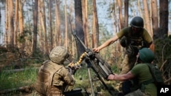 2023年6月8日,乌克兰士兵用榴弹发射器攻击卢甘斯克地区克雷明纳附近前线的俄罗斯阵地。