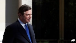 前川普竞选团队主席马纳福特今年10月在华盛顿离开联邦法院