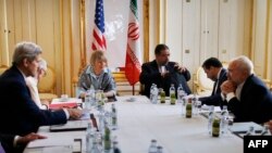 美国国务卿克里和伊朗外长扎里夫在维也纳会谈(2015年6月27日)