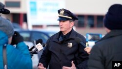 美国艾奥瓦州德梅因警方发言人帕里泽克在发生枪击的学校外对媒体讲话。(2023年1月23日)