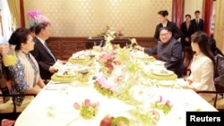 中国国家主席习近平和夫人彭丽媛,朝鲜国务委员会委员长金正恩和夫人李雪主在北京会面(2018年3月28日发布的照片,具体日期不详)