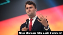 查理·科克2021年7月17日在佛罗里达州坦帕市坦帕会议中心举行的“美国转折点”组织主办的2021年学生行动峰会上与参会者交流。