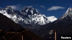 2009年12月4日,从尼泊尔一方看到月光下的珠穆朗玛峰。