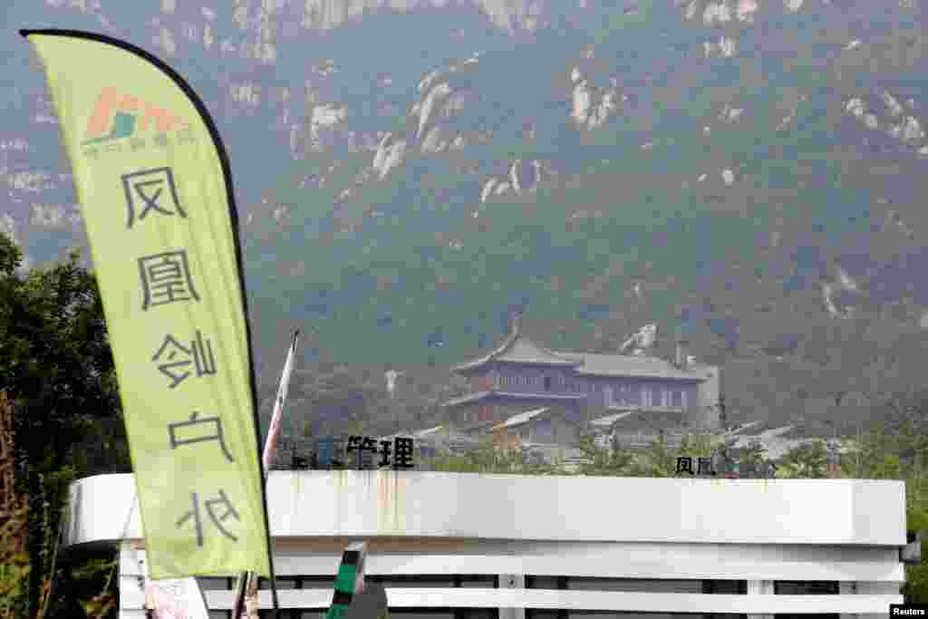 2018年8月3日,在北京郊区的凤凰岭自然公园内,可以看到佛教龙泉寺的一部分。8月初,中国国家宗教事务局表示,已经收到举报材料,开始调查核实。《环球时报》英文版引述匿名知情人士的话说,释学诚多日前曾被带走审问,后来被释放。