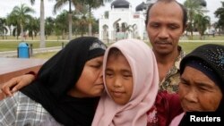 Bé Raudhatul Jannah (giữa) được 4 tuổi khi cô và anh trai bị sóng thần cuốn trôi vào ngày 26 tháng 12, 2004.