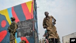 向M23反政府武装团体投降的政府士兵和警察,登上卡车被送往刚果民主共和国戈马一处秘密地点。(美联社:2025年1月30日)