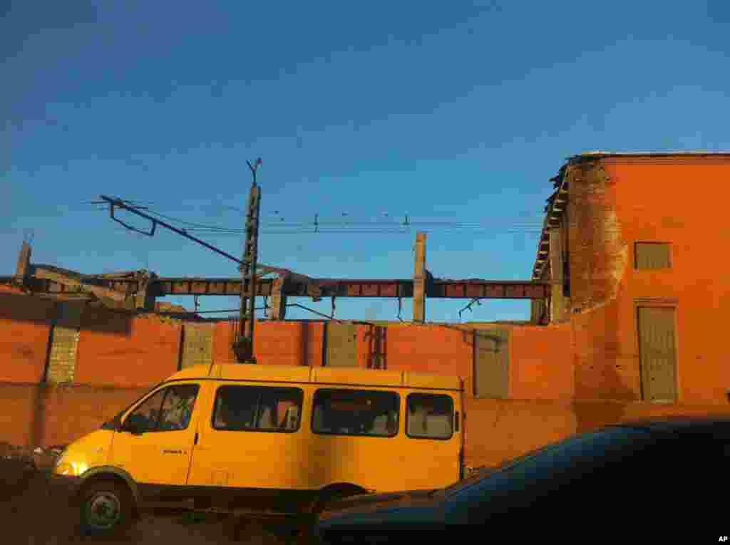 Chấn động từ vụ đâm thiên thạch khiến 600 mét vuông diện tích mái của một nhà máy kẽm ở Chelyabinsk bị sụp