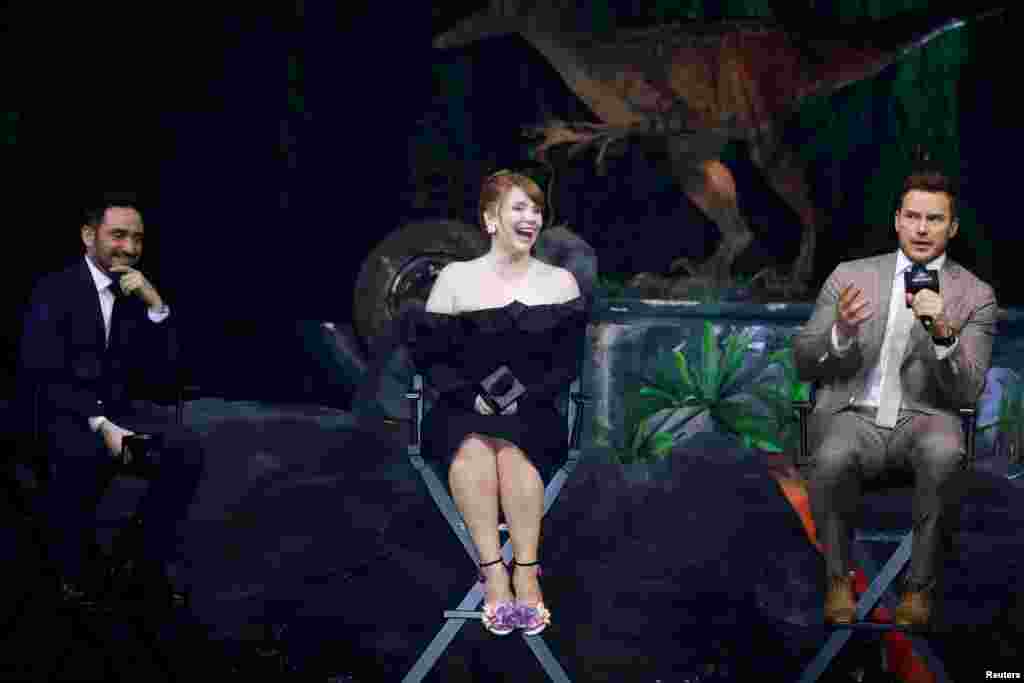 在上海举办的美国影片《侏罗纪世界2》的新闻发布会上,导演巴约纳和演员布莱斯·达拉斯·霍华德和克里斯·普拉特(2018年5月30日)。《侏罗纪世界2》于2018年6月15日端午节前上映,领先北美一周登陆中国内地各大院线。