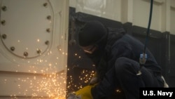 美国一间海军造船厂的焊工在工作(美国海军2020年1月30日)