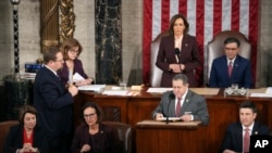 在国会大厦举行的确认特朗普赢得总统选举人团的国会两院联席会议上,副总统哈里斯和众议长约翰逊听取议员宣读认证结果。(2025年1月6日)