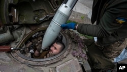 乌克兰士兵在距离巴赫穆特不远的恰索夫亚尔 (Chasiv Yar) 将炮弹装入坦克,这里是乌克兰顿涅茨克地区与俄罗斯军队发生激战的地方。资料照