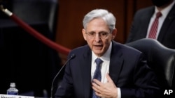 资料照片:被拜登总统提名为美国司法部长的加兰德法官在参议院司法委员会的确认听证会上回答参议员的提问。(2021年2月22日)