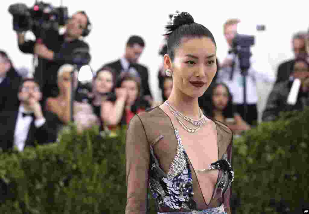 中国時裝超级模特刘雯参加2017年纽约大都会博物馆举办时装馆慈善晚会(MET Museum Costume Institute Benefit Gala)。中国演员杨幂也参加了。(2017年5月1日)