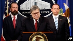 美国司法部长威廉·巴尔(中)2019年4月18日和司法部副部长罗森斯坦(右)与司法部执行首席副部长卡拉汉(左)在司法部举行的发布穆勒调查报告的新闻发布会上。