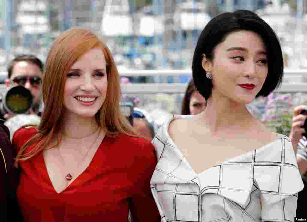 第70届戛纳国际电影节两位评委:美国演员杰西卡‧查斯坦(Jessica Chastain)和中国演员范冰冰在戛纳影城(2017年5月16日)。美联社和路透社这次发布的中国演员图片比较少,主要是范冰冰的。西方摄影师没有拍摄有些中国明星,这和她们的国际知名度不高有关。但中国媒体拍摄了不少中国演员、模特儿以及蹭红毯者的图片。