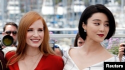 第70届戛纳国际电影节两位评委:美国演员杰西卡‧查斯坦(Jessica Chastain)和中国演员范冰冰在戛纳影城(2017年5月16日)