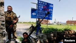 Các phần tử nổi dậy thân Nga đứng cạnh một đường hào mới đào tại một vị trí gần thị trấn Slaviansk, miền đông Ukraine, 16/5/2014.