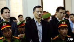 Phải chăng như chưa đủ cường độ trấn áp, nên nhà cầm quyền đã phải ra lệnh cho Tòa án chuyển đổi điều luật truy tố các nhà dân chủ từ Điều 88 “Tội tuyên truyền chống Nhà nước Cộng hòa xã hội chủ nghĩa Việt Nam” qua Điều 79 “Tội hoạt động nhằm lật độ chính quyền nhân dân” để có khung hình phạt cao hơn, nặng nề hơn?