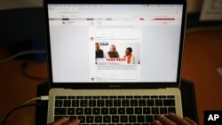 一名男子浏览事实检查网站Alt News的推特帐户。(2019年4月2日)