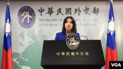 台湾外交部发言人欧江安2019年10月31在简报会上回应媒体提问。(美国之音齐勇明摄)
