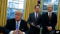 白宫全国贸易委员会主任彼得·纳瓦罗(Peter Navarro,右)等待川普总统签署政令(2017年1月23日)