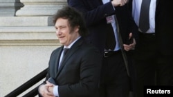 阿根廷候任总统哈维尔·米莱(Javier Milei)及其团队2023年11月28日与白宫高级官员会谈后离开。(路透社)