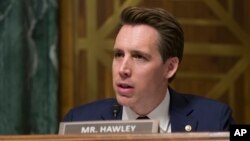 资料照:美国联邦参议员霍利(Sen. Josh Hawley, R-Mo)在参议院司法委员会听证会上进行质询。(2019年3月6日)
