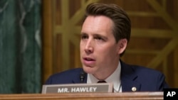 资料照片:共和党联邦参议员霍利 (Sen. Josh Hawley, R-MO)出席国会参议院司法委员会听证会(2019年3月6日)