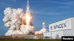 美国佛罗里达肯尼迪航天中心发射SpaceX猎鹰重型运载火箭。(2018年2月6日)