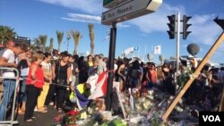 Người dân đặt hoa và vật lưu niệm để tưởng nhớ các nạn nhân vụ tấn công xe tải ngày quốc khánh Pháp, 15 tháng 7 năm 2016.