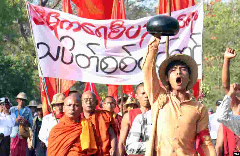 အမျိုးသားပညာရေးဥပဒေ ဆန့်ကျင်ကန့်ကွက် ခရီးရှည်ချီတက်ဆန္ဒပြ သပိတ်မှောက်ကျောင်းသားစစ်ကြောင်း သတင်းဓာတ်ပုံ-စည်သူ (VOA မြန်မာပိုင်း)