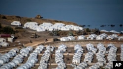 在希腊东北部的莱斯沃斯岛,难民们聚集在新的临时难民营(2020年9月17日)。